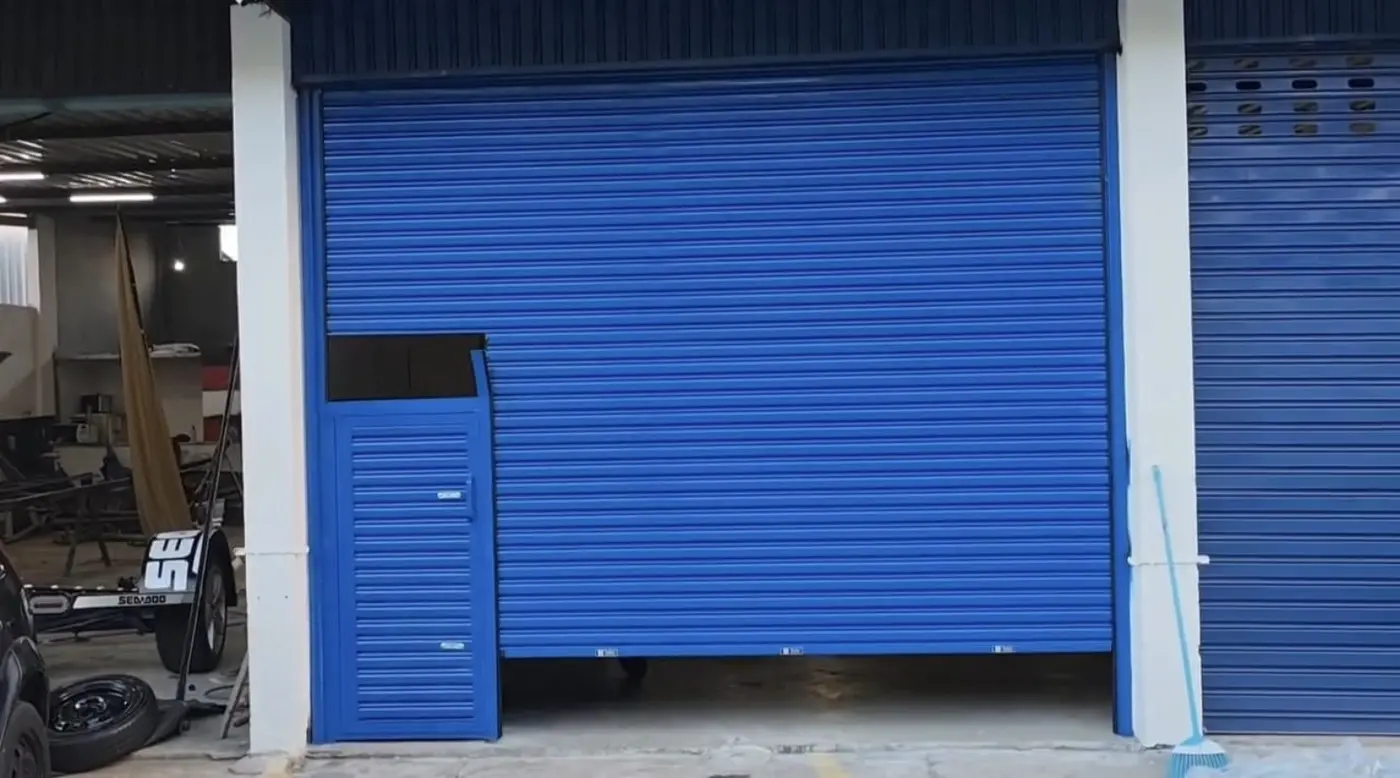 Porta automática azul com porta social integrada