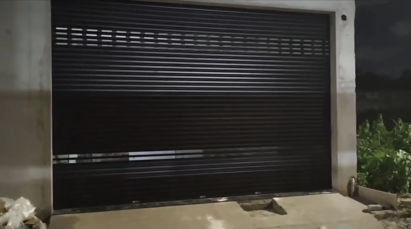 Porta de enrolar automática preta com ventilação