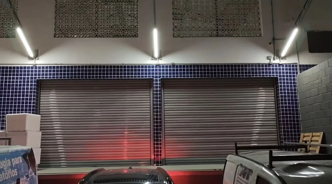Duas portas automáticas instaladas em estabelecimento comercial
