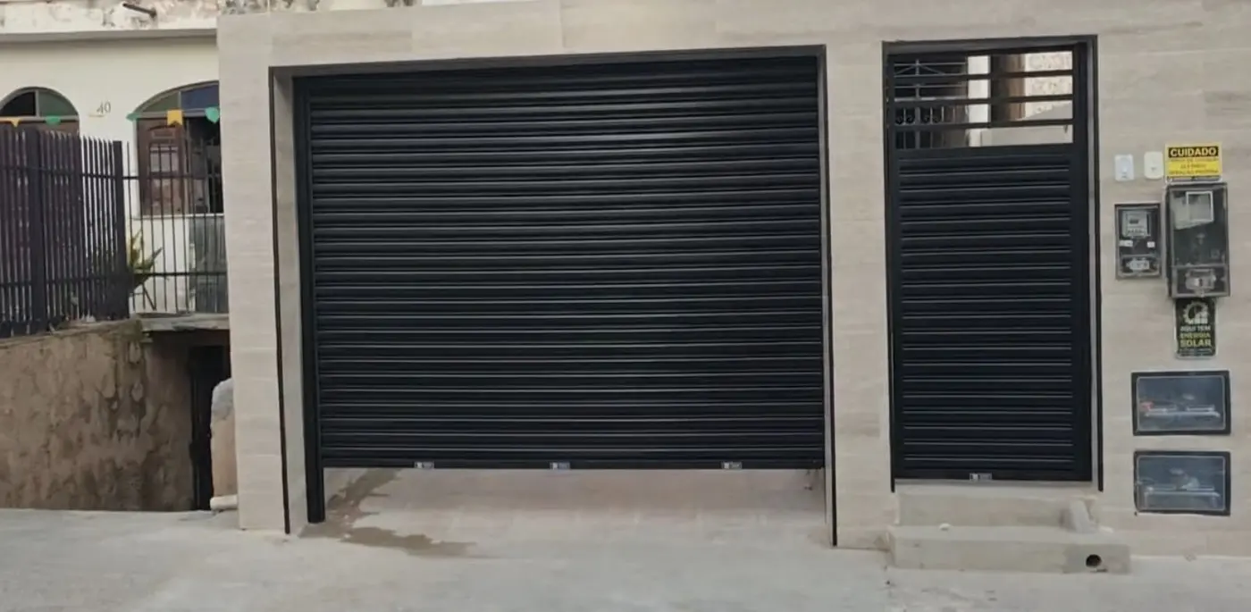 Porta de enrolar automática preta instalada pela TecRoll
