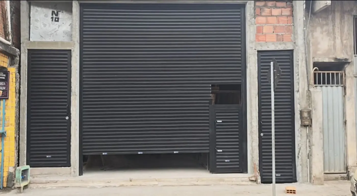 Porta automática preta instalada em imóvel residencial