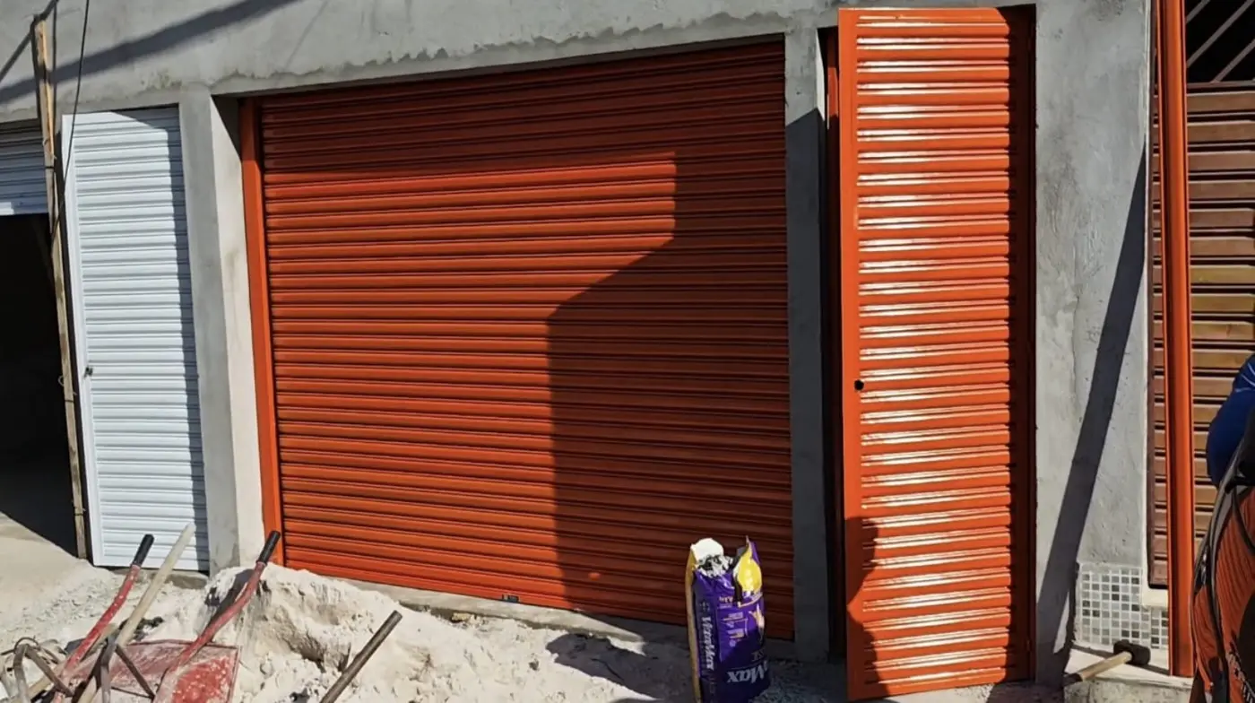 Porta de enrolar azul instalada em comércio